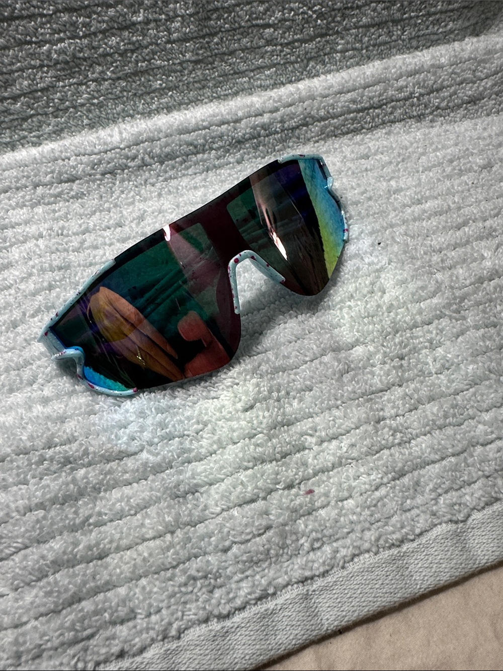 Sporty Blue kids Sunglasses 100 % UVA protection - Iridescent Blue Lens NWT